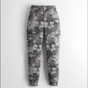 High-waisted grey camp joggers